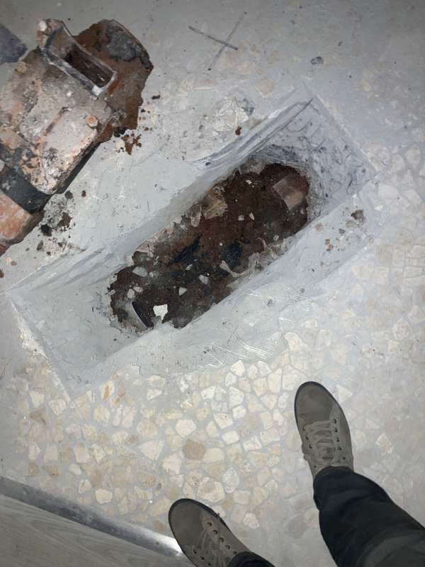 BAU.DE / BAU-Forum: 2. Bild zu Frage "Bodenplatte aufgestemmt f&uuml;r Rohraustausch: Statik gef&auml;hrdet? Kosten & Risiken" im BAU-Forum "Keller"