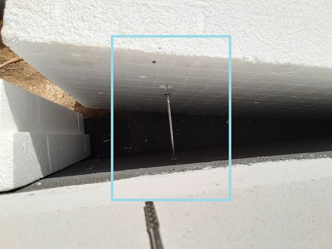 BAU.DE / BAU-Forum: 2. Bild zu Frage "Sockeld&auml;mmung mit N&auml;geln befestigt: Mangelhaft? Rechte, Folgen & Sanierung" im BAU-Forum "Keller"