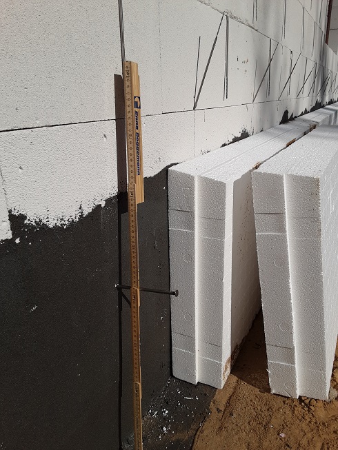 BAU.DE / BAU-Forum: 3. Bild zu Frage "Sockeld&auml;mmung mit N&auml;geln befestigt: Mangelhaft? Rechte, Folgen & Sanierung" im BAU-Forum "Keller"