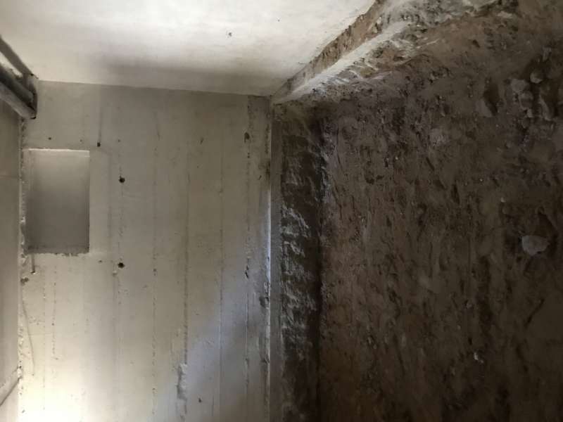 BAU.DE / BAU-Forum: 1. Bild zu Antwort "Kellerboden: Skizze und Fotos der Bodenplatten-Konstruktion" auf die Frage "Feuchter Keller: Aufsteigende oder dr&uuml;ckende Feuchtigkeit? Ursachen, Sanierung & Kosten" im BAU-Forum "Keller"