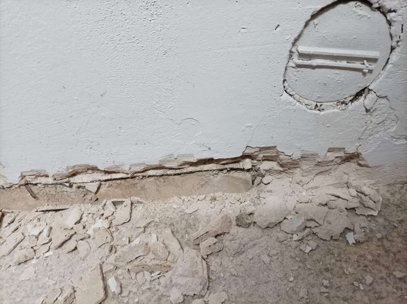 BAU.DE / BAU-Forum: 1. Bild zu Frage "Wanddurchf&uuml;hrung ohne Grundsteine: Ursachen, Risiken & Sanierung bei fehlender Horizontalsperre?" im BAU-Forum "Keller"