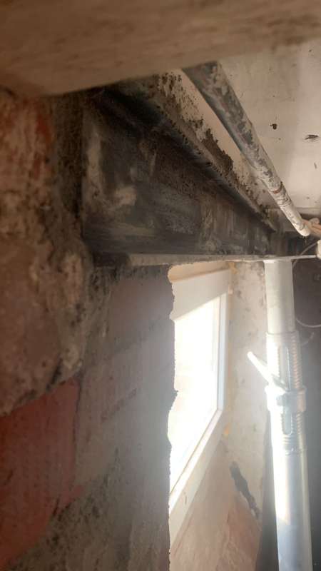 BAU.DE / BAU-Forum: 1. Bild zu Frage "Kellerfenster-Tr&auml;ger steht hervor: Korrekter Einbau? Was ist zu beachten?" im BAU-Forum "Keller"