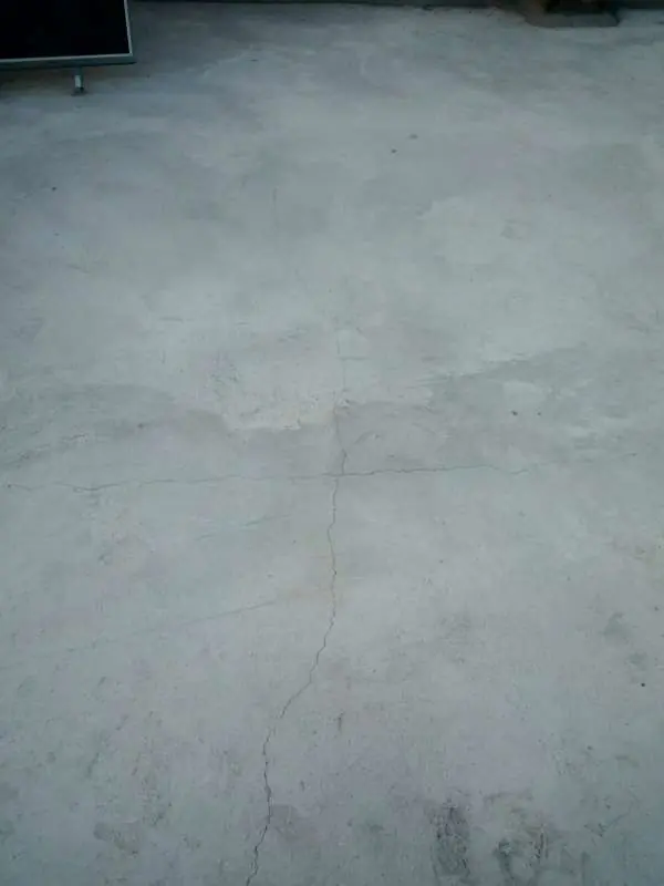 BAU.DE / BAU-Forum: 1. Bild zu Frage "Estrich-Risse im Flachdach: Ursachen, Sanierung & Gewährleistung bei wasserführender Schicht?" im BAU-Forum "Kleinkläranlagen" BAU.DE / BAU-Forum: 1. Bild zu Frage "Estrich-Risse im Flachdach: Ursachen, Sanierung & Gewährleistung bei wasserführender Schicht?" im BAU-Forum "Kleinkläranlagen"