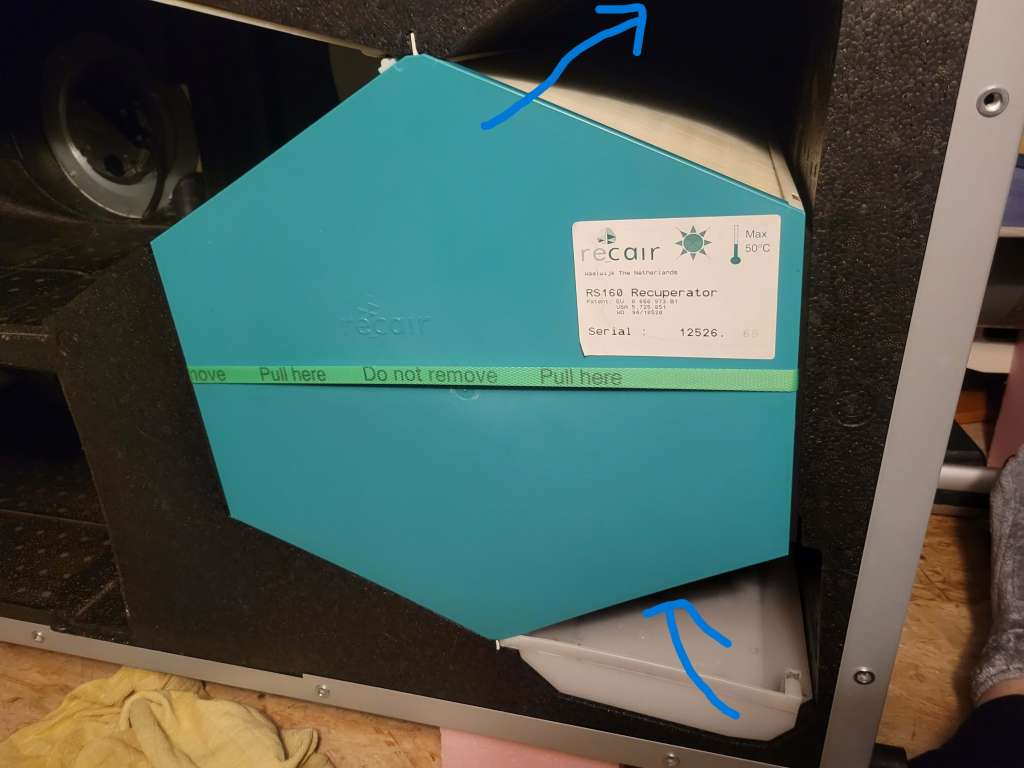 BAU.DE / BAU-Forum: 3. Bild zu Antwort "Kondenswasser/Schimmel: Ursachen, Folgen in L&uuml;ftungsanlagen" auf die Frage "Wasseransammlung in L&uuml;ftungsanlage: Ursachen und L&ouml;sungen gesucht" im BAU-Forum "L&uuml;ftung"