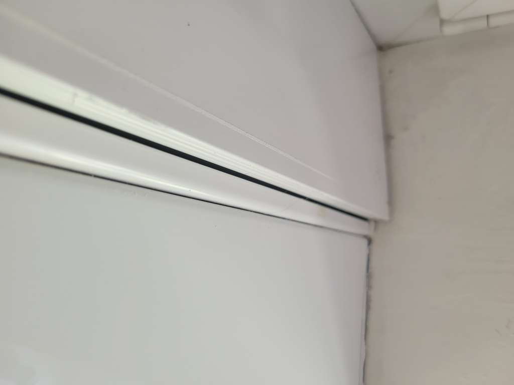 BAU.DE / BAU-Forum: 1. Bild zu Frage "Rolladenkasten Revision &ouml;ffnen: Anleitung, Klicksystem & Alulux-Tipps?" im BAU-Forum "L&uuml;ftung"