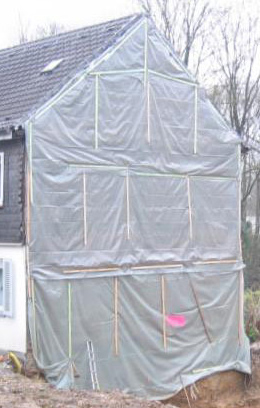 BAU.DE / BAU-Forum: 1. Bild zu Frage "Schutzfolie an Baugrube nach Abriss: Welche Befestigung bei Wind & Schnee ist sicher?" im BAU-Forum "Neubau"