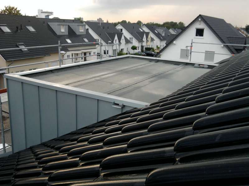 BAU.DE / BAU-Forum: 1. Bild zu Frage "Flachdach Neubau: Pf&uuml;tzenbildung, mangelhafte Entw&auml;sserung? Ursachen & L&ouml;sungen" im BAU-Forum "Neubau"