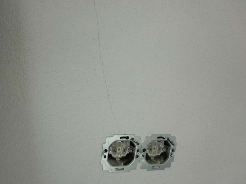 BAU.DE / BAU-Forum: 1. Bild zu Frage "Kalkputz Risse an Elektroleitungen: Ursachen, Gefahren & Sanierung?" im BAU-Forum "Neubau"