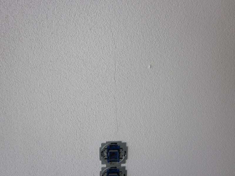 BAU.DE / BAU-Forum: 2. Bild zu Frage "Kalkputz Risse an Elektroleitungen: Ursachen, Gefahren & Sanierung?" im BAU-Forum "Neubau"