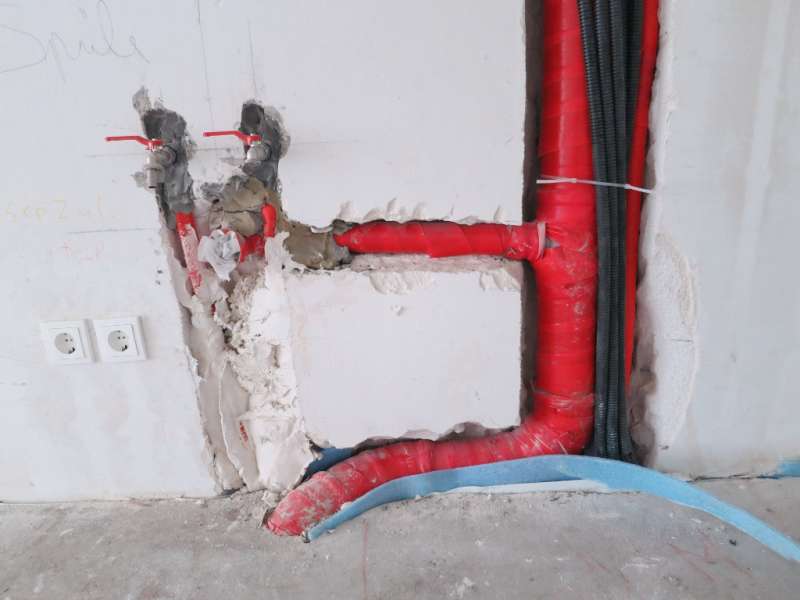 BAU.DE / BAU-Forum: 1. Bild zu Antwort "Abflussrohr-Problem: Gutachten zur Beschädigung der Bodenplatte?" auf die Frage "Abflussrohr ragt aus Estrich: Mangel, Entschädigung oder Ausbesserung? Rechte & Optionen" im BAU-Forum "Neubau" BAU.DE / BAU-Forum: 1. Bild zu Antwort "Abflussrohr-Problem: Gutachten zur Beschädigung der Bodenplatte?" auf die Frage "Abflussrohr ragt aus Estrich: Mangel, Entschädigung oder Ausbesserung? Rechte & Optionen" im BAU-Forum "Neubau"