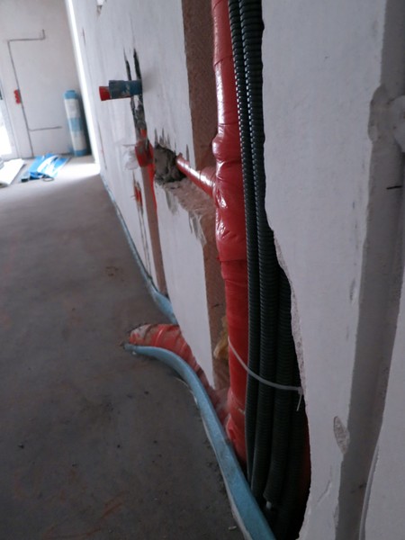 BAU.DE / BAU-Forum: 2. Bild zu Antwort "Abflussrohr-Problem: Gutachten zur Beschädigung der Bodenplatte?" auf die Frage "Abflussrohr ragt aus Estrich: Mangel, Entschädigung oder Ausbesserung? Rechte & Optionen" im BAU-Forum "Neubau" BAU.DE / BAU-Forum: 2. Bild zu Antwort "Abflussrohr-Problem: Gutachten zur Beschädigung der Bodenplatte?" auf die Frage "Abflussrohr ragt aus Estrich: Mangel, Entschädigung oder Ausbesserung? Rechte & Optionen" im BAU-Forum "Neubau"