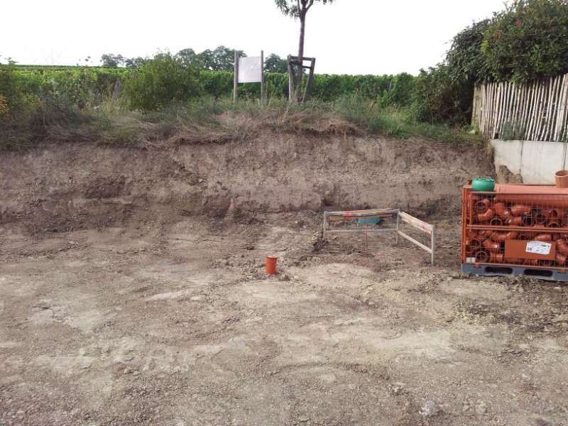 BAU.DE / BAU-Forum: 1. Bild zu Antwort "Grundst&uuml;cksb&ouml;schung: H&ouml;he pr&uuml;fen & Kiesstreifen-Abzug" auf die Frage "Grundst&uuml;cksb&ouml;schung abst&uuml;tzen: Kosten, Methoden & rechtliche Aspekte f&uuml;r Hanggrundst&uuml;cke?" im BAU-Forum "Neubau"