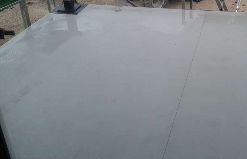 BAU.DE / BAU-Forum: 1. Bild zu Frage "Holzboden auf Balkon: Regenwasser, Feuchtigkeit & Gef&auml;lle &ndash; Was tun bei Problemen?" im BAU-Forum "Neubau"
