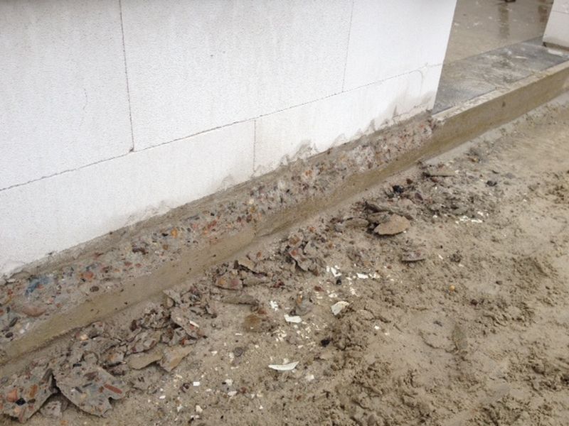 BAU.DE / BAU-Forum: 1. Bild zu Antwort "Porenbetonwand: Sohlplatte abschr&auml;gen f&uuml;r Wasserablauf" auf die Frage "Porenbetonwand nicht b&uuml;ndig zur Sohlplatte: Ist das ein Problem f&uuml;r die Statik?" im BAU-Forum "Neubau"