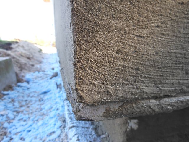 BAU.DE / BAU-Forum: 1. Bild zu Antwort "Hilfe: Bauträger hat Sockel abgedichtet – ist es richtig?" auf die Frage "Sockel richtig abdichten: Anleitung, Materialien & Kosten für dauerhaften Schutz?" im BAU-Forum "Neubau" BAU.DE / BAU-Forum: 1. Bild zu Antwort "Hilfe: Bauträger hat Sockel abgedichtet – ist es richtig?" auf die Frage "Sockel richtig abdichten: Anleitung, Materialien & Kosten für dauerhaften Schutz?" im BAU-Forum "Neubau"