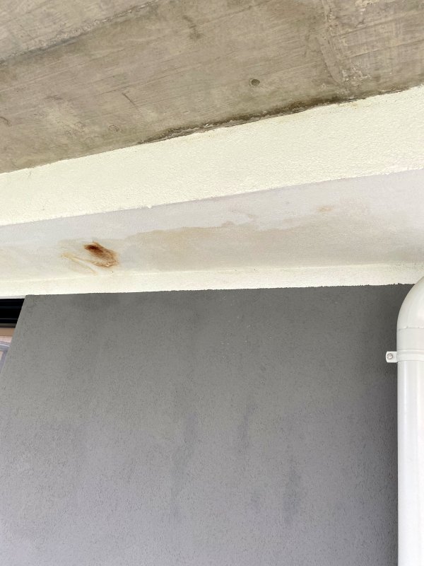 BAU.DE / BAU-Forum: 1. Bild zu Frage "Wasserschaden Neubauwohnung: Ursachenforschung an Decke/Terrasse &ndash; Was tun?" im BAU-Forum "Neubau"