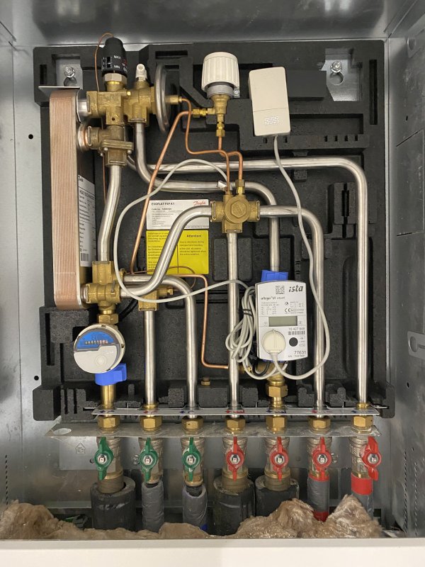 BAU.DE / BAU-Forum: 1. Bild zu Antwort "Wasserschaden: WW-Z&auml;hlerkasten &ndash; Hinweis auf Fassadenproblem?" auf die Frage "Wasserschaden Neubauwohnung: Ursachenforschung an Decke/Terrasse &ndash; Was tun?" im BAU-Forum "Neubau"