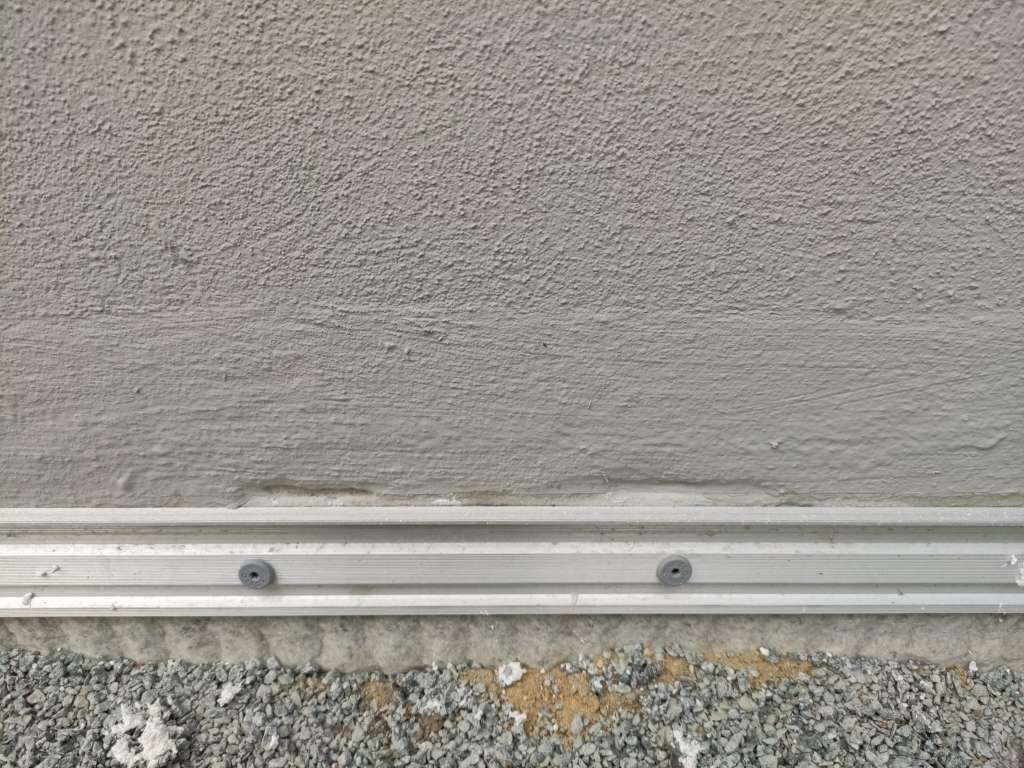 BAU.DE / BAU-Forum: 1. Bild zu Frage "Ungleichmäßigkeiten im Sockelputz nach Neubau: Akzeptieren oder nachbessern?" im BAU-Forum "Neubau"