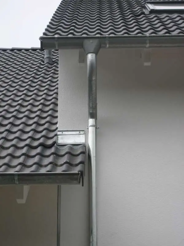 BAU.DE / BAU-Forum: 2. Bild zu Frage "Dachvorsprung bei Doppelhaushälfte: Was tun bei Überstand des Nachbardachs? (BW)" im BAU-Forum "Normen, Vorschriften, Verordnungen etc." BAU.DE / BAU-Forum: 2. Bild zu Frage "Dachvorsprung bei Doppelhaushälfte: Was tun bei Überstand des Nachbardachs? (BW)" im BAU-Forum "Normen, Vorschriften, Verordnungen etc."