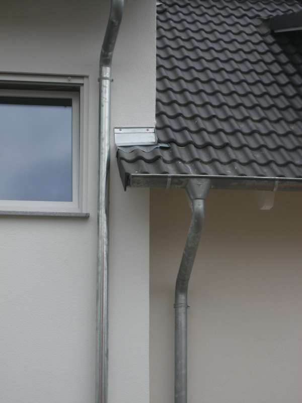 BAU.DE / BAU-Forum: 4. Bild zu Frage "Dachvorsprung bei Doppelhaushälfte: Was tun bei Überstand des Nachbardachs? (BW)" im BAU-Forum "Normen, Vorschriften, Verordnungen etc." BAU.DE / BAU-Forum: 4. Bild zu Frage "Dachvorsprung bei Doppelhaushälfte: Was tun bei Überstand des Nachbardachs? (BW)" im BAU-Forum "Normen, Vorschriften, Verordnungen etc."