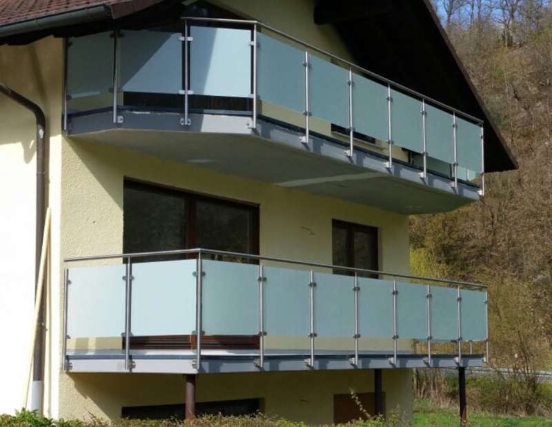 BAU.DE / BAU-Forum: 1. Bild zu Frage "Balkongel&auml;nder entspricht nicht HBO: Wer haftet? Toleranzen, Pflichten & Rechte bei Glas/Edelstahl?" im BAU-Forum "Normen, Vorschriften, Verordnungen etc."