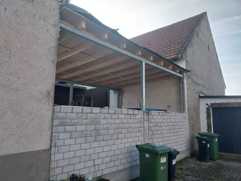BAU.DE / BAU-Forum: 1. Bild zu Frage "Grenzbebauung in BW: Brandschutz-Anforderungen durch Nachbars Carport?" im BAU-Forum "Bauplanung / Baugenehmigung"