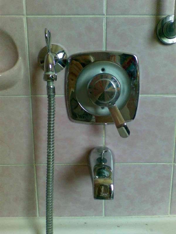 BAU.DE / BAU-Forum: 1. Bild zu Frage "Duscharmatur Einhebelmischer demontieren: USA-Modell &ndash; Trick zur Hebel-Entfernung?" im BAU-Forum "Sanit&auml;r, Bad, Dusche, WC"