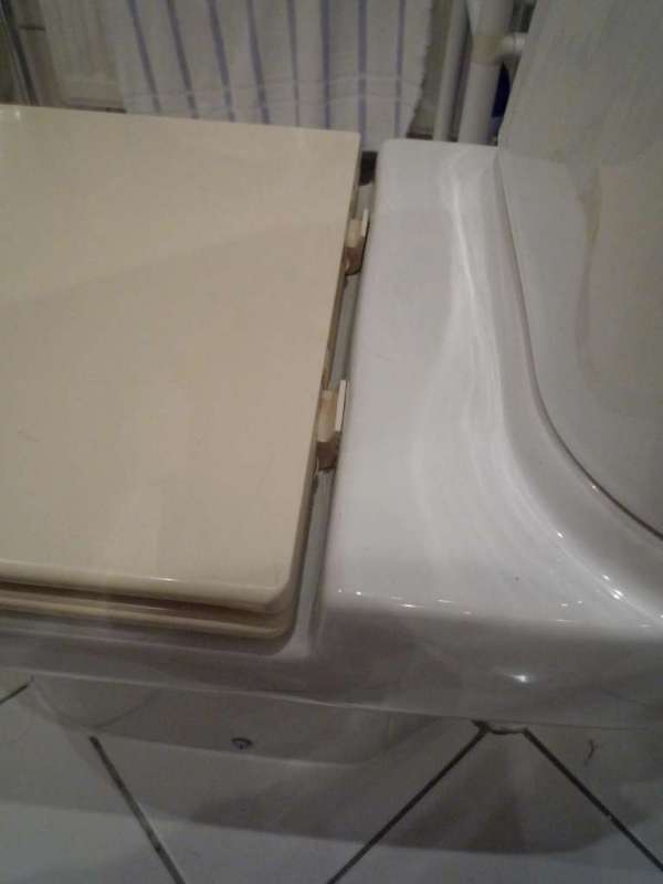 BAU.DE / BAU-Forum: 3. Bild zu Frage "WC-Sitz von hinten geschraubt: Gala-Sp&uuml;lkasten, Befestigung & Alternativen finden?" im BAU-Forum "Sanit&auml;r, Bad, Dusche, WC"