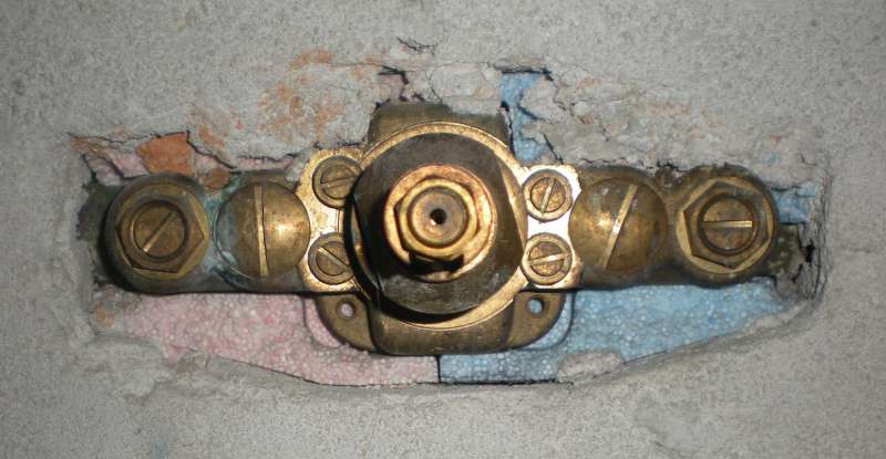 BAU.DE / BAU-Forum: 1. Bild zu Frage "Wasseranschluss identifizieren: Typen, Funktionen & Sicherheitsaspekte?" im BAU-Forum "Sanitär, Bad, Dusche, WC" BAU.DE / BAU-Forum: 1. Bild zu Frage "Wasseranschluss identifizieren: Typen, Funktionen & Sicherheitsaspekte?" im BAU-Forum "Sanitär, Bad, Dusche, WC"