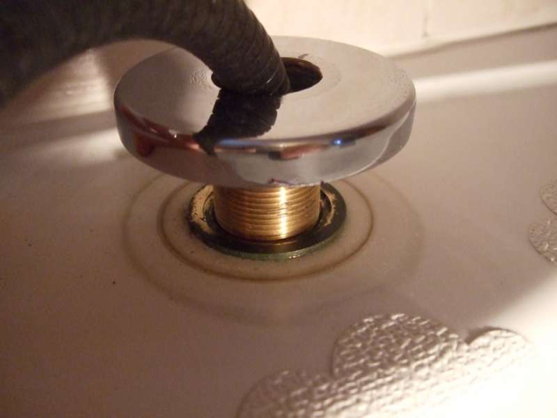 BAU.DE / BAU-Forum: 1. Bild zu Frage "Problem beim Austausch eines versenkbaren Duschschlauches" im BAU-Forum "Sanitär, Bad, Dusche, WC" BAU.DE / BAU-Forum: 1. Bild zu Frage "Problem beim Austausch eines versenkbaren Duschschlauches" im BAU-Forum "Sanitär, Bad, Dusche, WC"