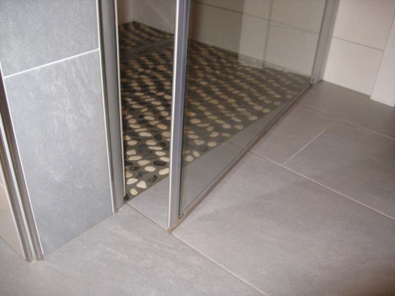 BAU.DE / BAU-Forum: 2. Bild zu Frage "Duschrinne Abschluss Duscht&uuml;re undicht" im BAU-Forum "Sanit&auml;r, Bad, Dusche, WC"