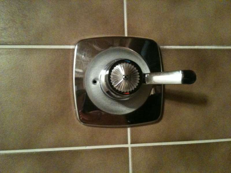 BAU.DE / BAU-Forum: 1. Bild zu Frage "Demontage und Ersatz Duscharmatur" im BAU-Forum "Sanit&auml;r, Bad, Dusche, WC"