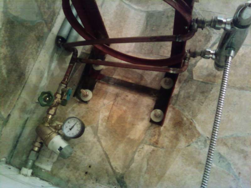 BAU.DE / BAU-Forum: 1. Bild zu Antwort "keiner Sicherheitsgruppe &nbsp;-&nbsp; nur Sicherheitsventil mit Ablauf" auf die Frage "Warmwasserboiler: Erst zu hei&szlig;, dann kalt &ndash; Ursachen & L&ouml;sungen f&uuml;r Temperaturprobleme?" im BAU-Forum "Sanit&auml;r, Bad, Dusche, WC"