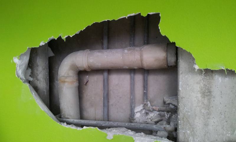 BAU.DE / BAU-Forum: 1. Bild zu Frage "70er Jahre 14 Etagen-Apartment-Hochhaus mit eigenartiger Fallrohrentl&uuml;ftung" im BAU-Forum "Sanit&auml;r, Bad, Dusche, WC"