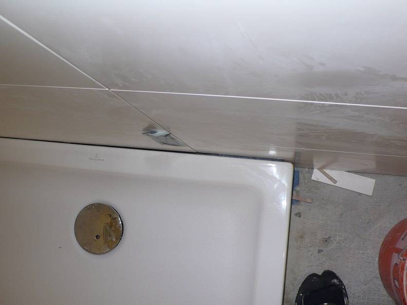 BAU.DE / BAU-Forum: 2. Bild zu Frage "Detail Anschluss Duschwanne/Fliesen" im BAU-Forum "Sanit&auml;r, Bad, Dusche, WC"