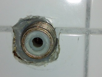 BAU.DE / BAU-Forum: 2. Bild zu Antwort "Die fehlende Dichtungsmanschette versucht man anscheinend..." auf die Frage "Wanddurchf&uuml;hrung Dusche: Wasserschaden durch Silikonfuge? Ursachen, Reparatur & Kosten" im BAU-Forum "Sanit&auml;r, Bad, Dusche, WC"