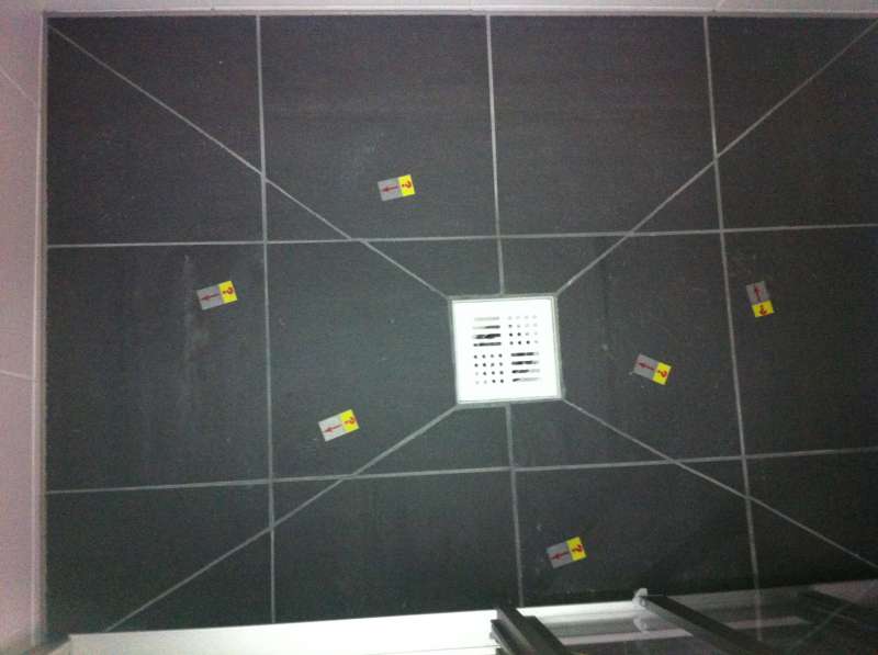 BAU.DE / BAU-Forum: 1. Bild zu Frage "Schattierte Bodenfliesen in der Dusche verlegt" im BAU-Forum "Sanit&auml;r, Bad, Dusche, WC"