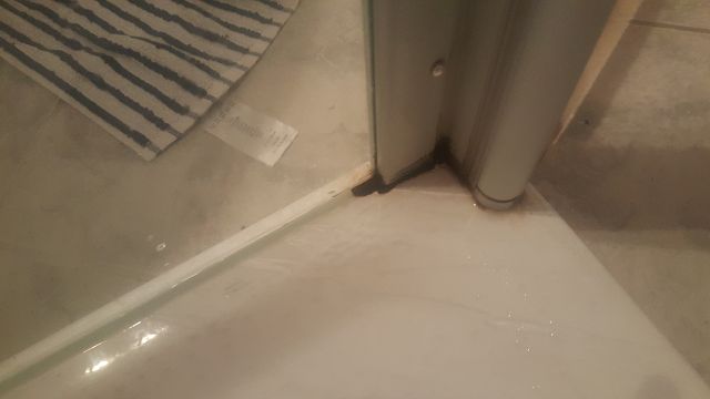 BAU.DE / BAU-Forum: 4. Bild zu Frage "kann Bad Silikon nach bei angeblich schlechter L&uuml;ftung br&uuml;chig werden?" im BAU-Forum "Sanit&auml;r, Bad, Dusche, WC"