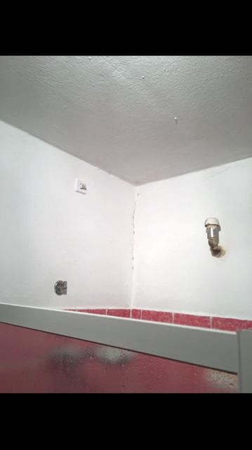 BAU.DE / BAU-Forum: 1. Bild zu Frage "Komische Installation in &auml;lterem Bad" im BAU-Forum "Sanit&auml;r, Bad, Dusche, WC"