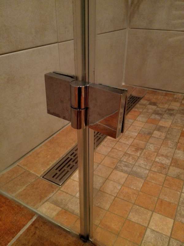 BAU.DE / BAU-Forum: 2. Bild zu Frage "Glast&uuml;r bodenebene Dusche ausbauen" im BAU-Forum "Sanit&auml;r, Bad, Dusche, WC"