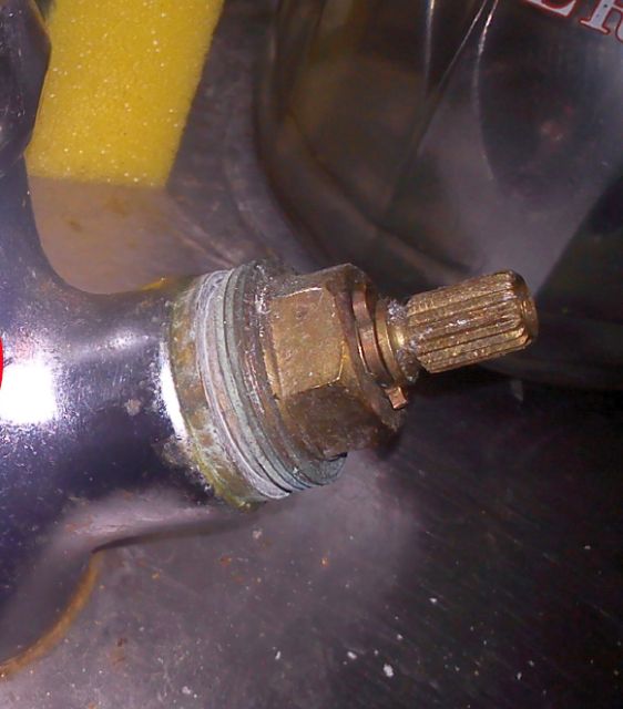 BAU.DE / BAU-Forum: 1. Bild zu Frage "Ersatz Drehgriff f&uuml;r alter Wasserhahn" im BAU-Forum "Sanit&auml;r, Bad, Dusche, WC"