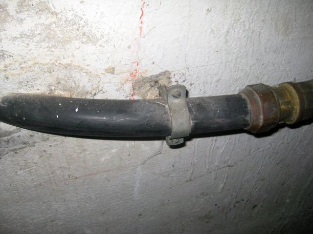 BAU.DE / BAU-Forum: 1. Bild zu Frage "Hallo, ist das ein Bleirohr? Vielen Dank im..." im BAU-Forum "Sanit&auml;r, Bad, Dusche, WC"