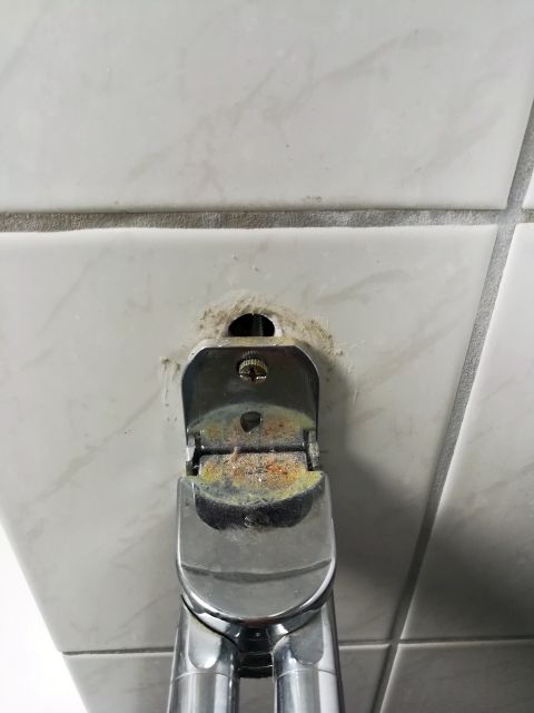 BAU.DE / BAU-Forum: 1. Bild zu Frage "Wie Handtuchaufh&auml;ngung an bestehenden 2 Fliesen-L&ouml;chern festmachen" im BAU-Forum "Sanit&auml;r, Bad, Dusche, WC"