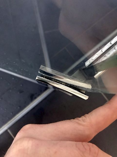 BAU.DE / BAU-Forum: 2. Bild zu Frage "Echtglasdusche &nbsp;-&nbsp; 1 Scharnier verbogen. normale Benutzung" im BAU-Forum "Sanit&auml;r, Bad, Dusche, WC"