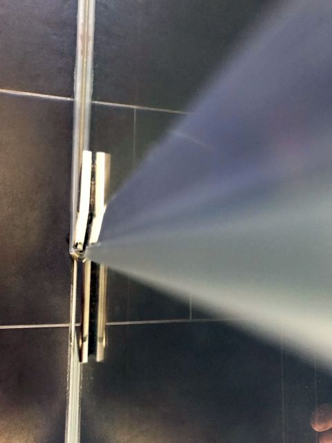 BAU.DE / BAU-Forum: 4. Bild zu Frage "Echtglasdusche &nbsp;-&nbsp; 1 Scharnier verbogen. normale Benutzung" im BAU-Forum "Sanit&auml;r, Bad, Dusche, WC"
