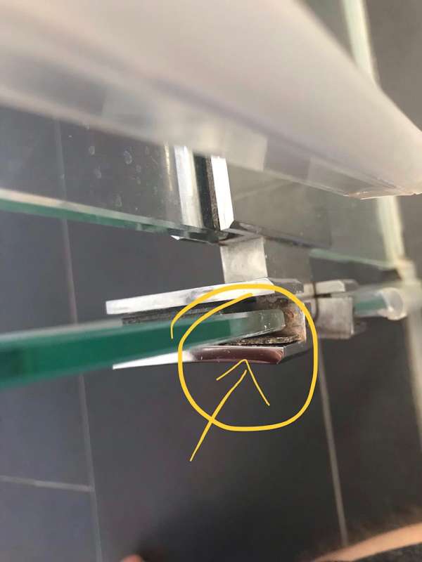 BAU.DE / BAU-Forum: 1. Bild zu Antwort "Ich habe jetzt mal den Bautr&auml;ger..." auf die Frage "Echtglasdusche: Scharnier verbogen &ndash; Ursachen, Reparatur & Kosten f&uuml;r Messingscharniere?" im BAU-Forum "Sanit&auml;r, Bad, Dusche, WC"