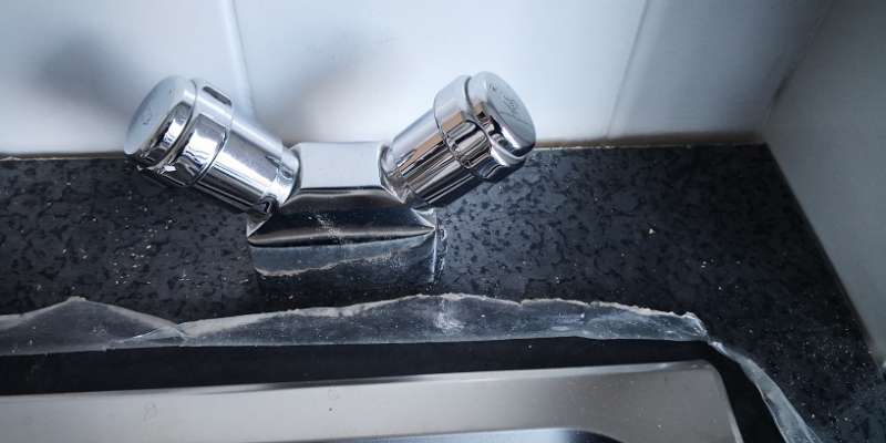 BAU.DE / BAU-Forum: 1. Bild zu Frage "2 Wege-Absperrventil in K&uuml;chenarbeitsplatte erneuern." im BAU-Forum "Sanit&auml;r, Bad, Dusche, WC"