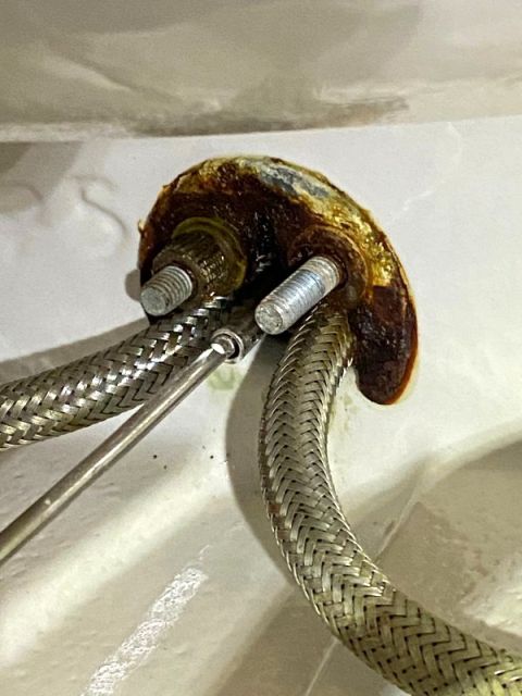 BAU.DE / BAU-Forum: 1. Bild zu Frage "Alte Badarmatur lässt sich nicht abschrauben" im BAU-Forum "Sanitär, Bad, Dusche, WC" BAU.DE / BAU-Forum: 1. Bild zu Frage "Alte Badarmatur lässt sich nicht abschrauben" im BAU-Forum "Sanitär, Bad, Dusche, WC"