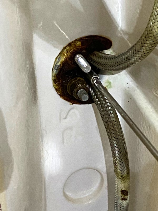 BAU.DE / BAU-Forum: 2. Bild zu Frage "Alte Badarmatur lässt sich nicht abschrauben" im BAU-Forum "Sanitär, Bad, Dusche, WC" BAU.DE / BAU-Forum: 2. Bild zu Frage "Alte Badarmatur lässt sich nicht abschrauben" im BAU-Forum "Sanitär, Bad, Dusche, WC"