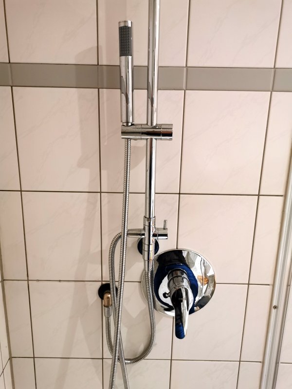 BAU.DE / BAU-Forum: 1. Bild zu Frage "Abdeckung für Dusche / Brauseanschluss gesucht" im BAU-Forum "Sanitär, Bad, Dusche, WC" BAU.DE / BAU-Forum: 1. Bild zu Frage "Abdeckung für Dusche / Brauseanschluss gesucht" im BAU-Forum "Sanitär, Bad, Dusche, WC"